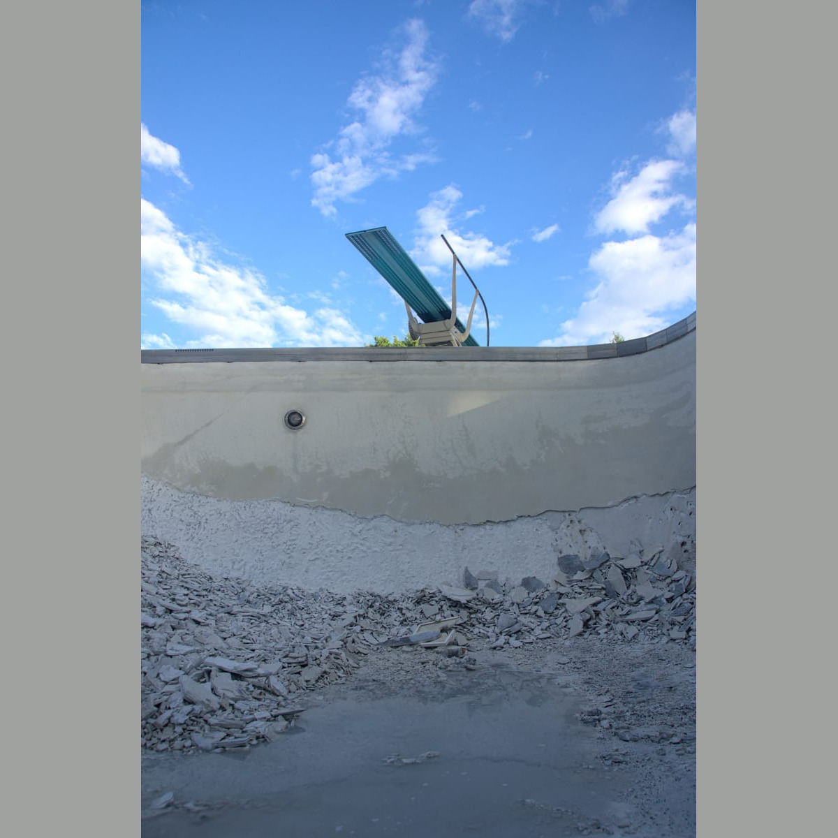 Partial demolition of the walls in the diving well. Demolition - Day 6